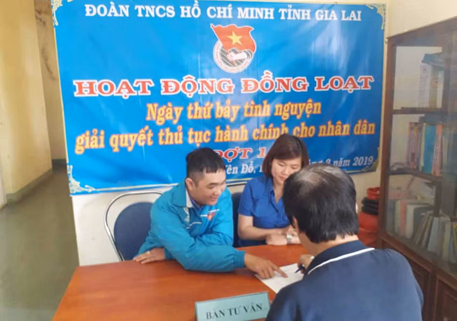 Đoàn viên thanh niên hướng dẫn cho người dân về thủ tục hành chính. Ảnh: Hà Phương