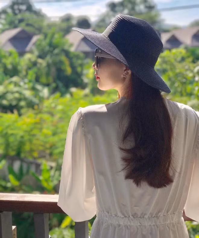  Phong cách thời trang của Thu Thảo cũng ngày càng đi theo hướng quý cô, vừa cổ điển vừa đơn giản.