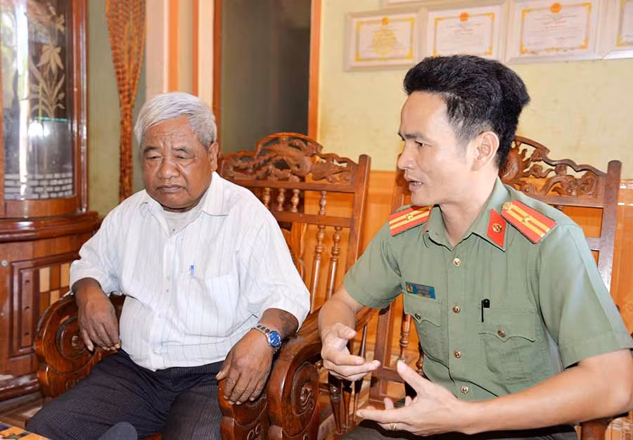  Thiếu tá Lê Ngọc Hưng tranh thủ sự giúp đỡ của già làng Rơ Mah Klua (làng Lâm So, xã Thăng Hưng, huyện Chư Prông) để vận động người dân chấp hành tốt các quy định pháp luật. Ảnh: N.H