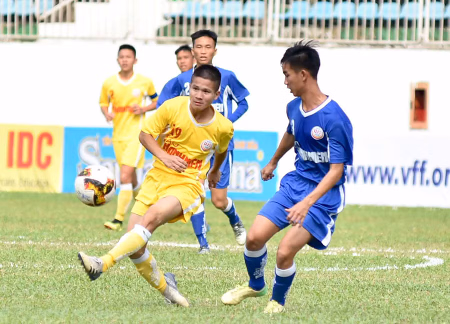 U19 Hà Nội (trái) đã bước vào bán kết với vị trí thứ 2. Ảnh: Văn Ngọc