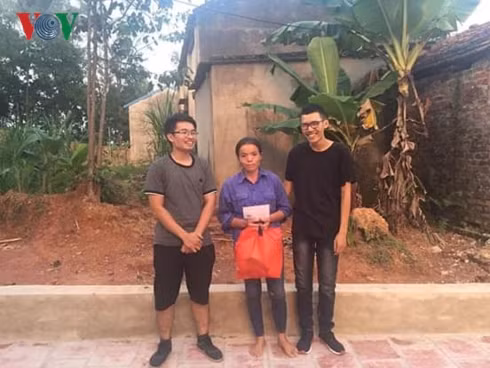  Hoàng Quý Bình vận động 2 em nhỏ ở Sóc Sơn xuống Hà Nội đi học tại Làng trẻ em SOS. 