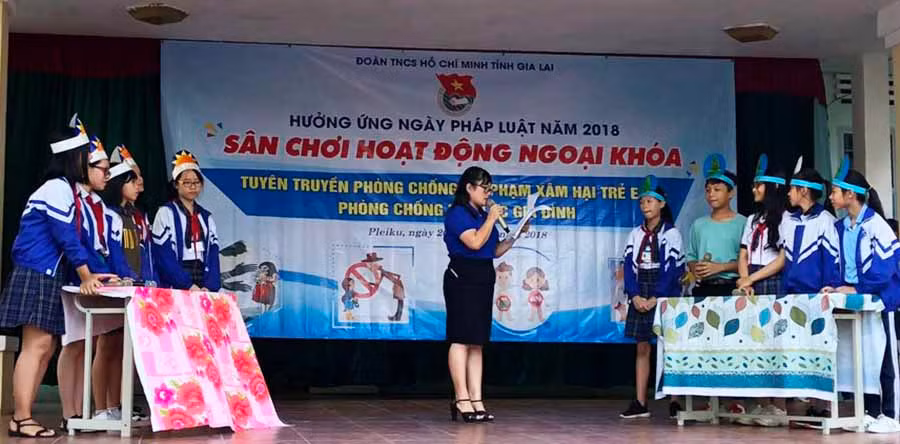  Đội tuyên truyền măng non Trường THCS Trưng Vương (TP. Pleiku) tham gia hoạt động ngoại khóa. Ảnh: T.B