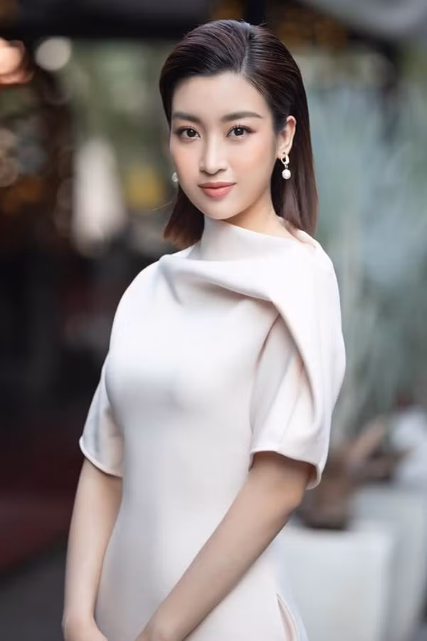 Hoa tai ngọc trai là sản phẩm được nhiều người Việt lăng xê ở mùa này. Đỗ Mỹ Linh chọn khá nhiều kiểu phụ kiện sang trọng để giúp hình ảnh của mình thêm cuốn hút.