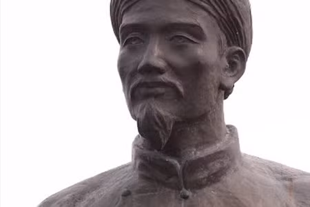 Tượng đại thi hào Nguyễn Du (nguồn: nguoikesu.com)