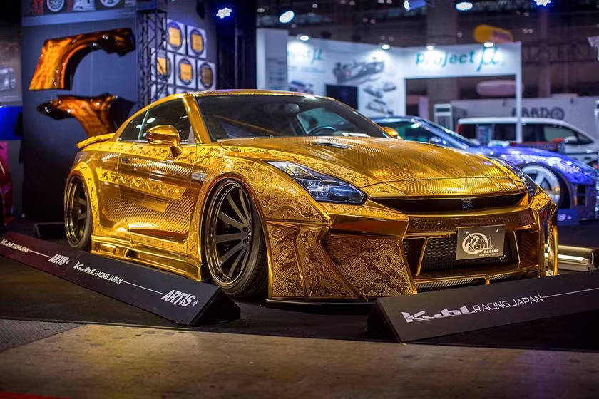 Mẫu xe Nissan GT-R được mạ vàng. 