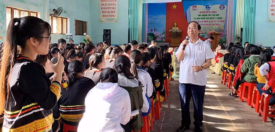  GS.TS Nguyễn Lân Dũng giải đáp thắc mắc của học sinh dân tộc thiểu số tại diễn đàn “Nói không với tảo hôn, hôn nhân cận huyết thống” và kỹ năng phòng tránh xâm hại tình dục. Ảnh: N.B