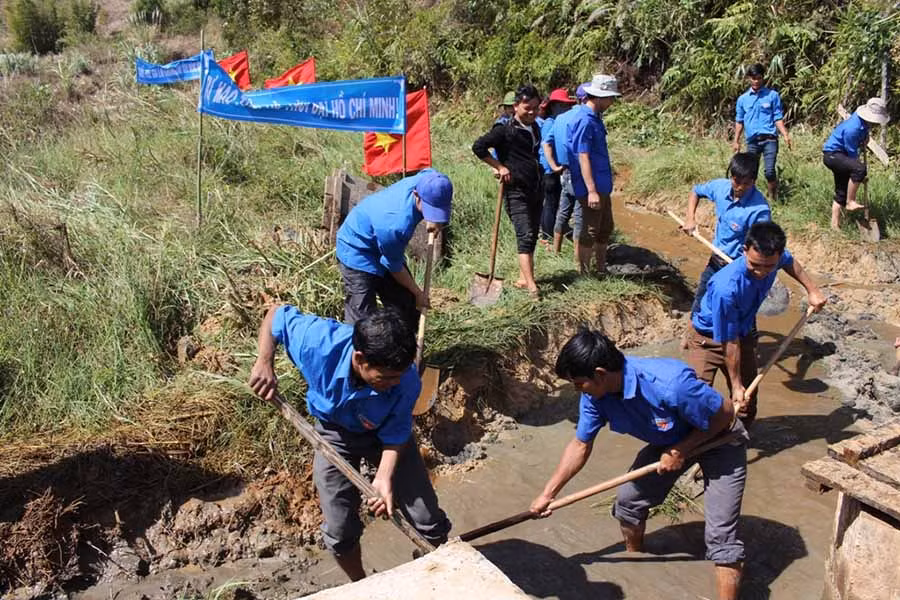 Thanh niên tham gia khơi thông dòng chảy kênh mương. Ảnh: T.B