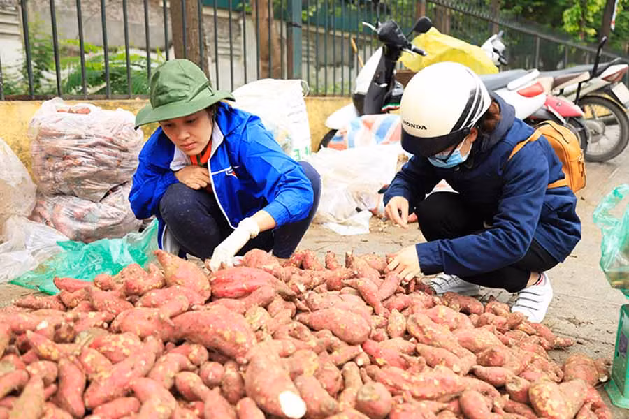  Điểm hỗ trợ bán khoai lang giúp người dân Phú Thiện được các tình nguyện viên mở từ vài ngày trước. Ảnh: K.N.BĐiểm hỗ trợ bán khoai lang giúp người dân Phú Thiện được các tình nguyện viên mở từ vài ngày trước. Ảnh: i