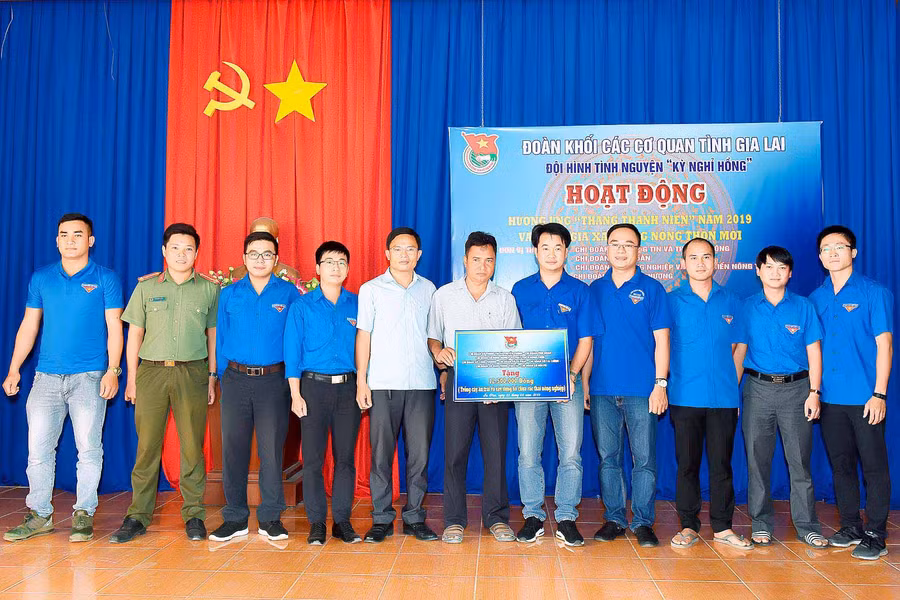 Đoàn khối các cơ quan tỉnh phối hợp cùng đoàn xã Ia Piar Ra quân kỳ nghỉ hồng. Ảnh: Đức Thụy