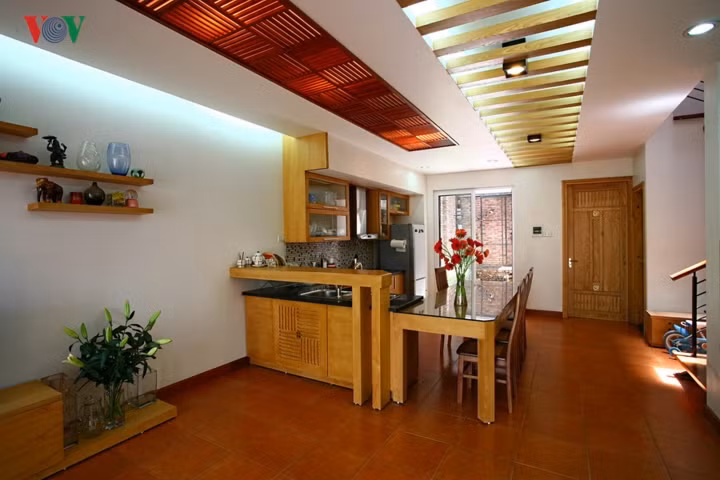  Các phòng chức năng được bố trí, thiết kế giản dị ở cả công năng, hình thức, vật liệu, thiết bị, hướng tới sự giao hoà với thiên nhiên. Tầng trệt là một không gian lớn liên thông phòng khách và bếp – phòng ăn; cùng một phòng làm việc.