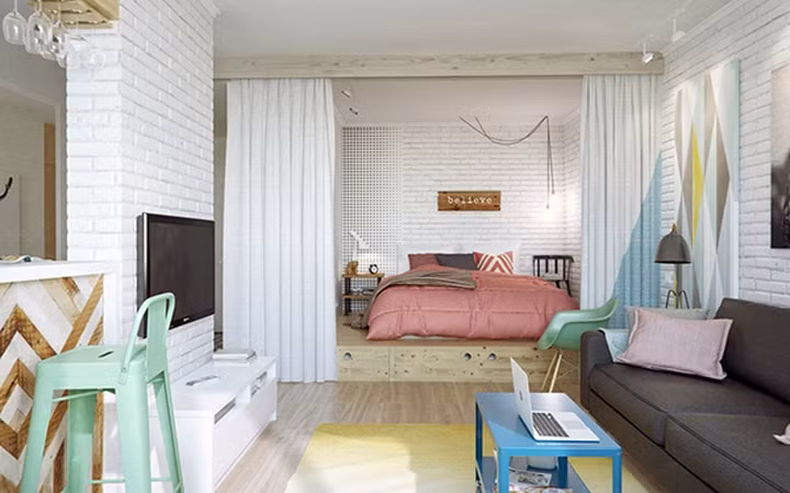 Sàn giật cấp bố trí ở cuối phòng, trên đó là giường ngủ tạo sự tách biệt.