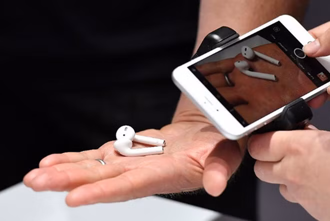 AirPods 2 sẽ mang đến bản nâng cấp lớn về tính năng so với tiền nhiệm-Ảnh: AFP