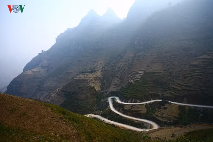 Hơn một trăm năm trước, các học giả người Pháp đã gọi đỉnh Mã Pì Lèng (Mèo Vạc) có độ cao 2.000m so với mặt nước biển và cao nguyên đá Đồng Văn là “Tượng đài địa chất”. Đèo dài 12km trên cung đường 22km từ Đồng Văn tới Mèo Vạc - con số này nghe qua quá ư khiêm tốn, nhưng ở đây nó xứng đáng là kỷ lục. Hơn một trăm năm trước, các học giả người Pháp đã gọi đỉnh Mã Pì Lèng (Mèo Vạc) có độ cao 2.000m so với mặt nước biển và cao nguyên đá Đồng Văn là “Tượng đài địa chất”. Đèo dài 12km trên cung đường 22km từ Đồng Văn tới Mèo Vạc - con số này nghe qua quá ư khiêm tốn, nhưng ở đây nó xứng đáng là kỷ lục.