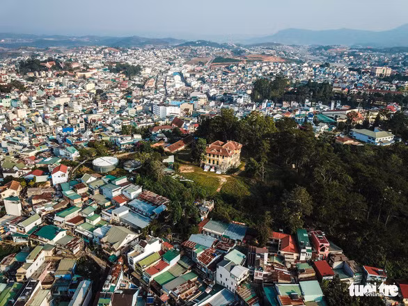  Khu dinh tỉnh trưởng bị những căn nhà không chung ngôn ngữ thiết kế cụ thể áp sát, thu hẹp mảng xanh xung quanh - Ảnh: M.VINH