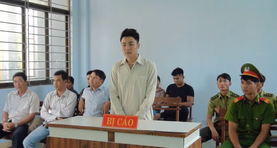 Đối tượng Chu Đức Nghiệp tại phiên tòa xét xử. Ảnh: Văn Ngọc 