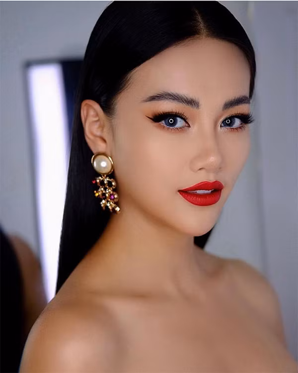 Mẫu hoa tai to bản, son môi tông màu đỏ đậm giúp gương mặt của hoa hậu Phương Khánh thêm phần cuốn hút.