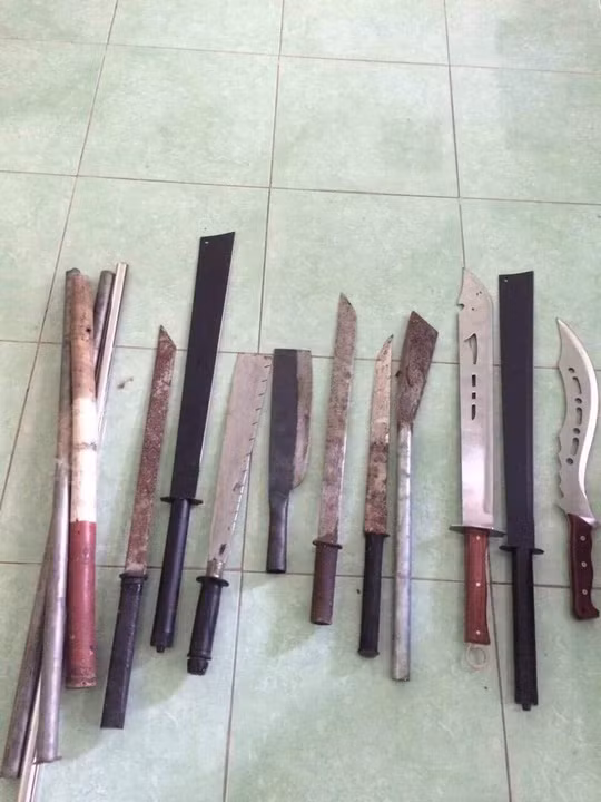  Các đối tượng bị tạm giữ và hung khí
