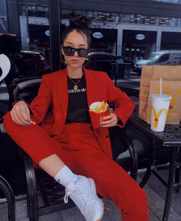 Song song với xu hướng diện blazer, những bộ suit tông màu thời thượng cũng được các fashionista tiếp tục lăng xê ở mùa hè năm nay. Song song với xu hướng diện blazer, những bộ suit tông màu thời thượng cũng được các fashionista tiếp tục lăng xê ở mùa hè năm nay.