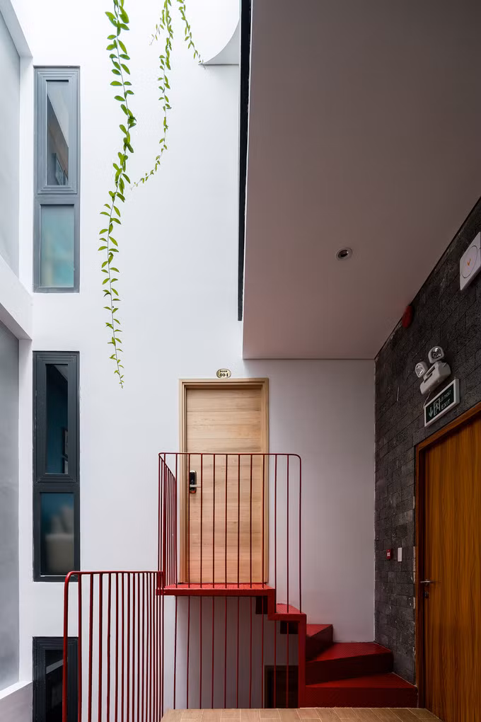 Các kiến trúc sư đã giúp anh xây một ngôi nhà bảy tầng, với hai tầng trên làm penhouse để gia đình ở, các tầng dưới là 12 căn hộ để cho thuê. Nhờ cách bố trí lệch tầng, công trình có thể tối đa hóa số phòng nhưng vẫn đảm bảo diện tích mỗi khu vực và thông thoáng. Các kiến trúc sư đã giúp anh xây một ngôi nhà bảy tầng, với hai tầng trên làm penhouse để gia đình ở, các tầng dưới là 12 căn hộ để cho thuê. Nhờ cách bố trí lệch tầng, công trình có thể tối đa hóa số phòng nhưng vẫn đảm bảo diện tích mỗi khu vực và thông thoáng.