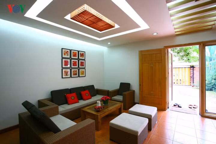 Ngôi nhà được thiết kế khiêm nhường trên một diện tích đất khá lớn với ba tầng, phần diện tích còn lại để làm sân vườn. Một phần lớn trong diện tích xây dựng cũng được bỏ lại làm giếng trời, để đón nắng, đón gió. Và một phần nữa trên sân thượng cũng dành làm nơi trồng cây, nuôi chim...
