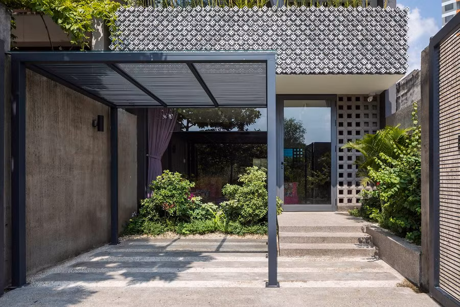  Dành 3 m phía mặt tiền làm sân vườn, nên diện tích đất xây nhà chỉ là 60m2.