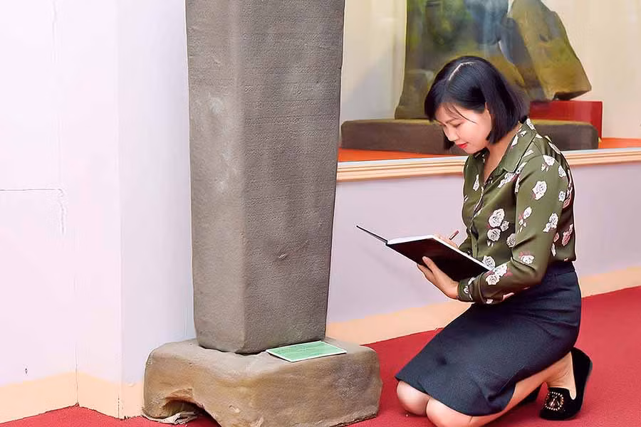  Bản sao Bia đá Drang Lai tại Bảo tàng tỉnh Gia Lai. Ảnh: Đ.T