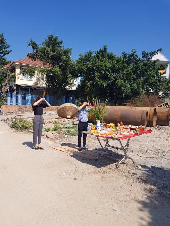 Đàm Thu Trang và Cường Đô La không chỉ là người yêu mà còn là đối tác trong công việc. Rất dễ để bắt gặp những hình ảnh hai người cùng lên kế hoạch chuẩn bị cho công việc kinh doanh mới.