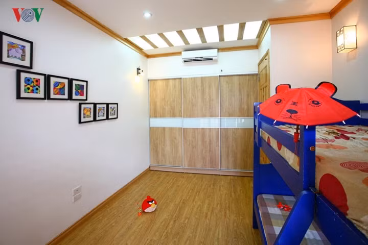 Nơi đây cũng chỉ có tủ quần áo và giường tầng; chỗ còn lại để chơi.
