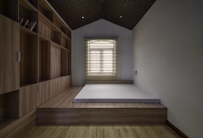  Nhà có ba phòng ngủ, tất cả các phòng ngủ đều có hai cửa sổ, đặt ở hai mặt tường đối diện nhau để luồng không khí được lưu thông dễ dàng.