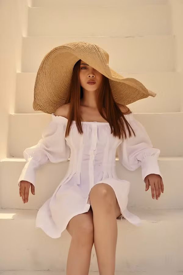 Trong mọi trào lưu thời trang thịnh hành, Yến Trang là nhân vật không bao giờ vắng mặt. Mẫu mũ rộng vành cỡ đại được ca sĩ sử dụng cùng váy trễ vai, tay bồng kiểu cách.