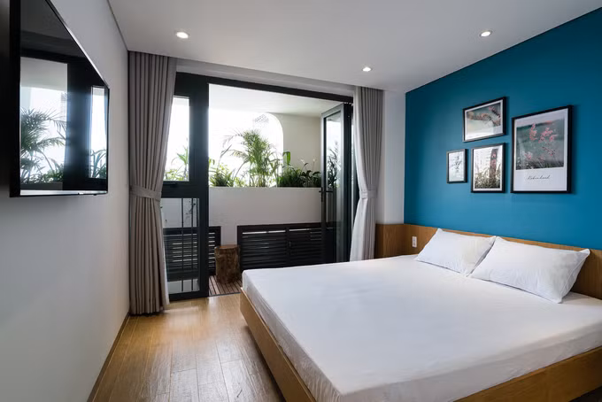 Phần phía sau là các căn hộ một mặt sàn với khu bếp và nhà vệ sinh nhỏ gọn, phòng khách và phòng ngủ liên hoàn, có vách rèm linh động đóng mở hai không gian. Phần phía sau là các căn hộ một mặt sàn với khu bếp và nhà vệ sinh nhỏ gọn, phòng khách và phòng ngủ liên hoàn, có vách rèm linh động đóng mở hai không gian.