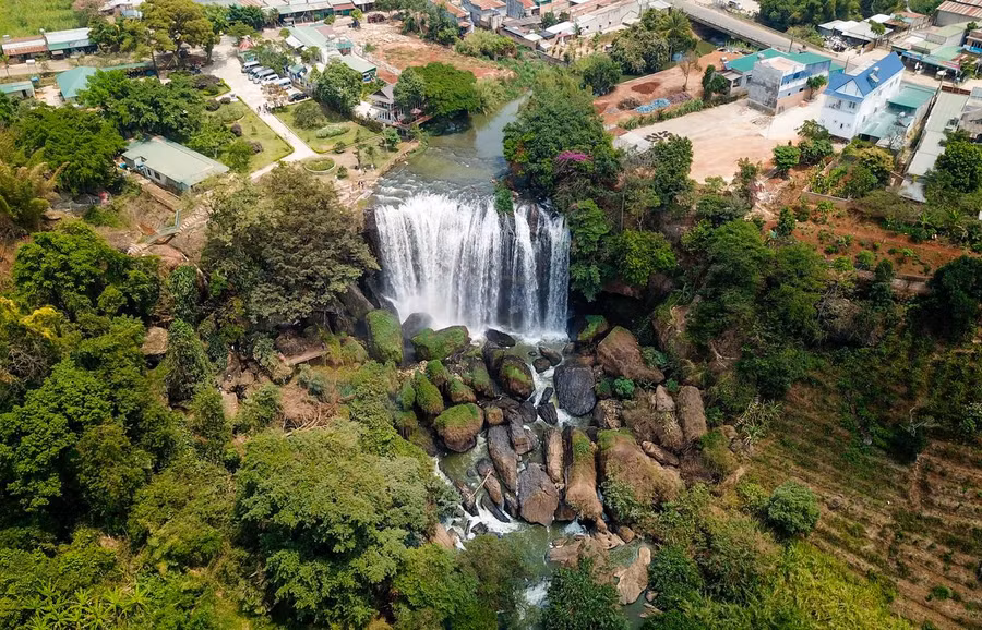  Thác Voi (thị trấn Nam Ban, huyện Lâm Hà, Lâm Đồng) cách thành phố Đà Lạt 25 km là một trong những thác nước đẹp của Tây Nguyên. Thác nằm trên dòng suối Cam Ly, cao hơn 30 m, rộng chừng 15 m.