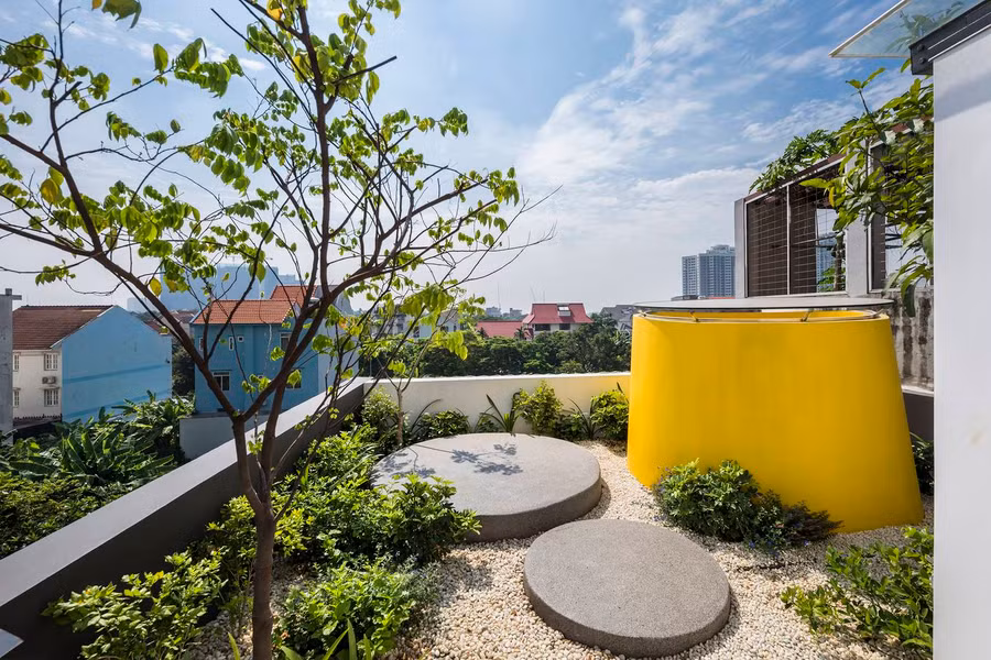 Để làm mát nhà, mái nhà được trồng cây, tạo một lớp đệm cách nhiệt cho các phòng phía dưới