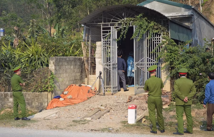 Công an tỉnh Điện Biên khám nghiệm ngôi nhà của đối tượng Bùi Văn Công và vợ là Bùi Kim Thu tại xã Thanh Nưa, huyện Điện Biên. (Ảnh: Võ Văn Dũng/TTXVN)