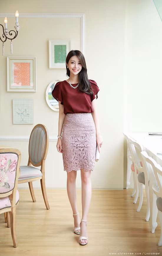 Áo lụa tạo khối cầu vai bắt mắt, chân váy ôm vải ren, clutch gọn gàng hài hòa màu sandal cao gót cho những buổi họp quan trọng hay tham gia hội thảo.