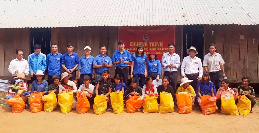 Chi đoàn tặng quà cho người nghèo làng Pơ Drang. Ảnh: Hồng Thương
