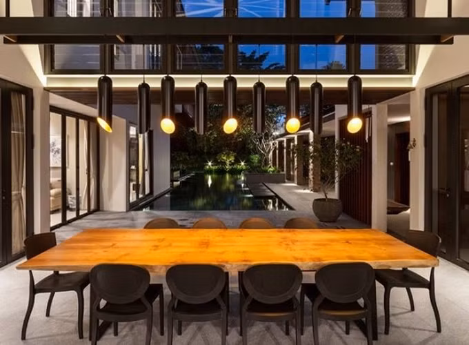 Nhiều không gian giải trí: Một bàn ăn 10 chỗ ngồi có thể vượt quá nhu cầu của gia đình bạn, nhưng sẽ không đủ cho các buổi tiệc tùng như thấy trong Crazy Rich Asians. Căn biệt thự này do Timur thiết kế có phòng ăn mở ra một sân nhỏ, nơi có nhiều bàn ghế hơn để sẵn sàng cho những bữa tiệc thật sự lớn.