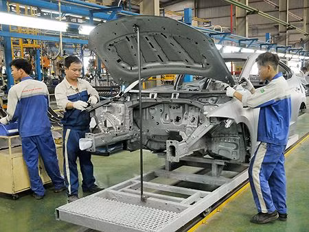 Các công nhân đang lắp ráp ô tô tại nhà máy của Hyundai Thành Công ở Ninh Bình. Ảnh: Tuấn Nguyễn