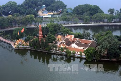  Chùa Trấn Quốc bên Hồ Tây. Ảnh: Trọng Đức/TTXVN