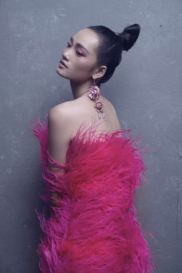 Ảnh: Milor Trần. Stylist: Trần Đạt. Make-up: Quí Đoàn. Làm tóc: Eric Nguyễn. Ảnh: Milor Trần. Stylist: Trần Đạt. Make-up: Quí Đoàn. Làm tóc: Eric Nguyễn.