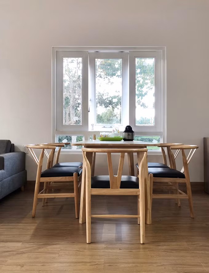 Bàn ăn bằng gỗ được đặt bên cửa sổ, giúp chủ nhà vừa tận hưởng những bữa ăn ngon vừa được dễ dàng ngắm nhìn thiên nhiên bên ngoài. Bàn ăn bằng gỗ được đặt bên cửa sổ, giúp chủ nhà vừa tận hưởng những bữa ăn ngon vừa được dễ dàng ngắm nhìn thiên nhiên bên ngoài.