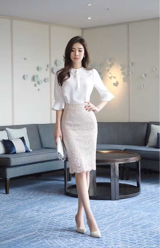 Áo tay loe vẫn chưa thể hiện dấu hiệu lỗi mốt, vì thế các nàng vẫn có thể ung dung diện kiểu trang phục này cùng các mẫu chân váy ren sexy.