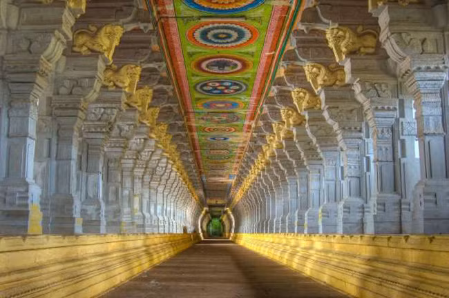  Đền Rameshwaram: Được xây dựng theo phong cách kiến trúc Dravidian, ngôi đền từ thế kỷ 12 này được dành riêng cho Lord Shiva. Ngôi đền được cho là có hành lang dài nhất trong số tất cả các ngôi đền Hindu ở Ấn Độ. 