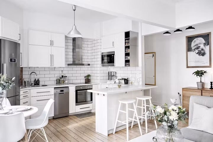Lấy màu trắng làm chủ đạo, phòng bếp này mang phong cách hiện đại, sang trọng. Lấy màu trắng làm chủ đạo, phòng bếp này mang phong cách hiện đại, sang trọng.
