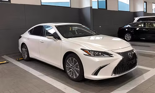 Lexus ES 250 2019 tại đại lý ở Việt Nam.