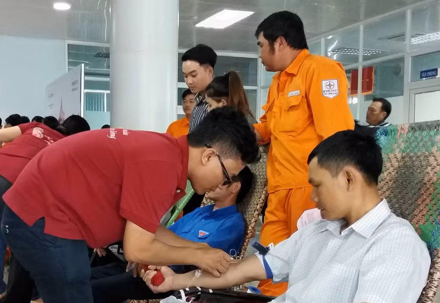 120 cán bộ, công nhân viên chức Công ty Điên lực Gia Lai tham gia “Tuần lễ hồng”. Ảnh: Như Nguyện