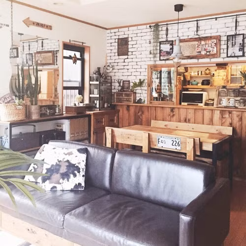  Bàn ăn đặt ngay sau ghế sofa bên cạnh bếp nấu tạo thành vách ngăn tạm đồng thời mang đến không khí quây quần ấm cúng.