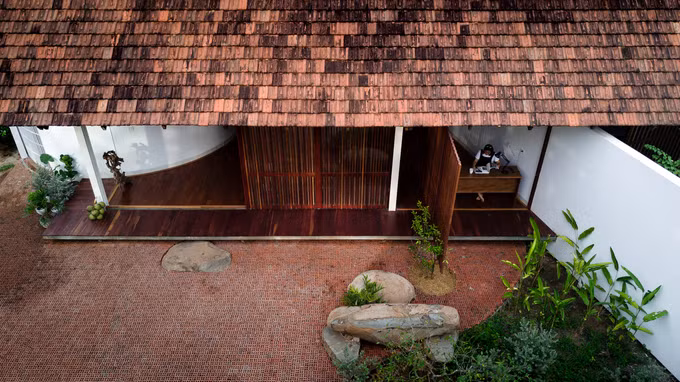 Kiến trúc sư Hồ Quốc Dân (Rear Studio) và Lê Hoàng Hiếu (AHO Design Studio) đề xuất làm một hệ mái trải dài theo phương ngang khu đất, dưới đó là các phòng chức năng, tiện nghi (tổng diện tích xây dựng 150 m2) phục vụ gia chủ.