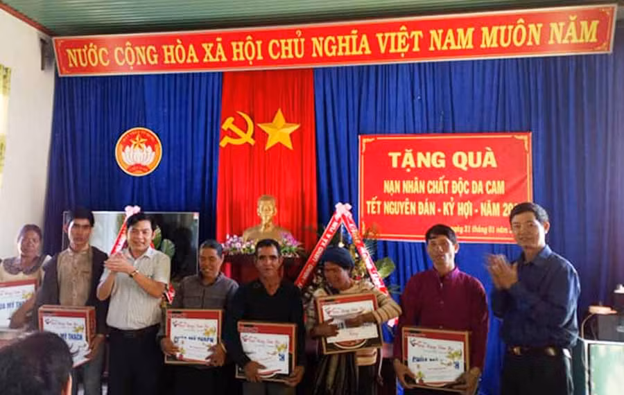 Hội Nạn nhân CĐDC/Dioxin huyện Chư Sê trao tặng quà cho các đối tượng tại thị trấn Chư Sê. Ảnh: Hoàng Cư 