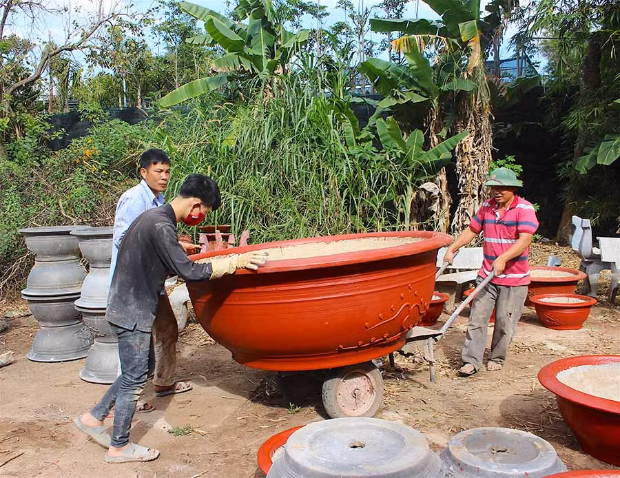Các cơ sở đúc chậu kiểng tất bật hơn mỗi dịp Tết đến Xuân về. Ảnh: Hồng Thi